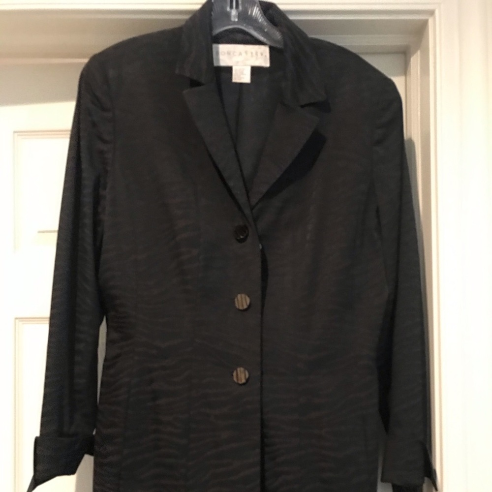 Beautiful Doncaster 2 pc suit w/ jacket & skirt 10